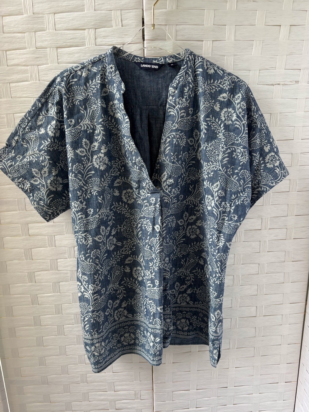Lands End XL/18 Cotton Chambray Floral Blue & White V Neck Top Casual Vacation